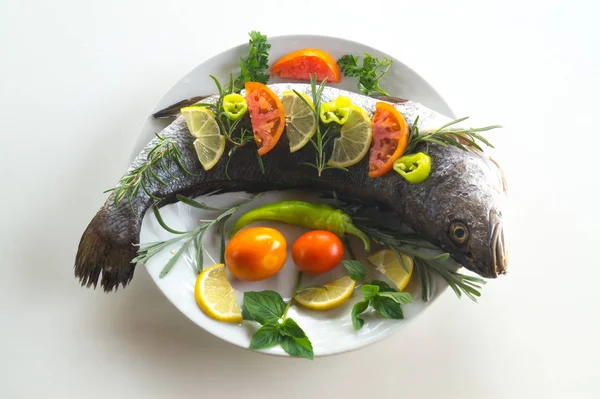 Свіжі риби з овочами і лимоном — стокове фото