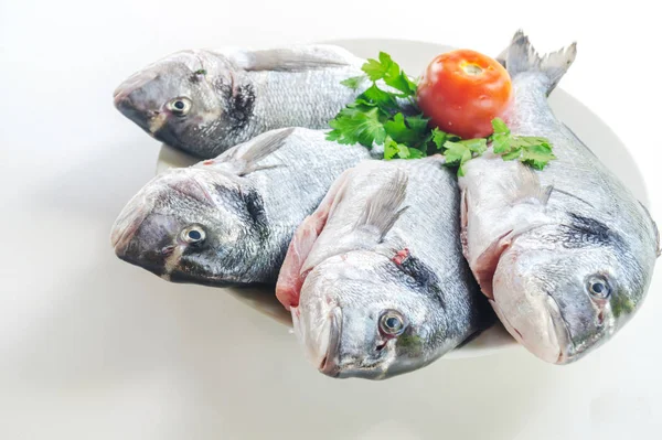 Peixes frescos com legumes e limão — Fotografia de Stock