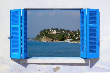 Geleneksel Yunan pencereden Deniz Manzaralı