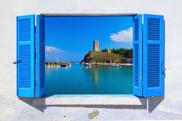 Výhled na moře přes tradiční řecké okno — Stock fotografie