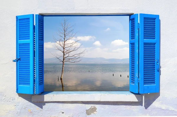 Geleneksel Yunan pencereden Deniz Manzaralı — Stok fotoğraf