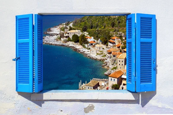 Vista al mar a través de ventana griega tradicional — Foto de Stock