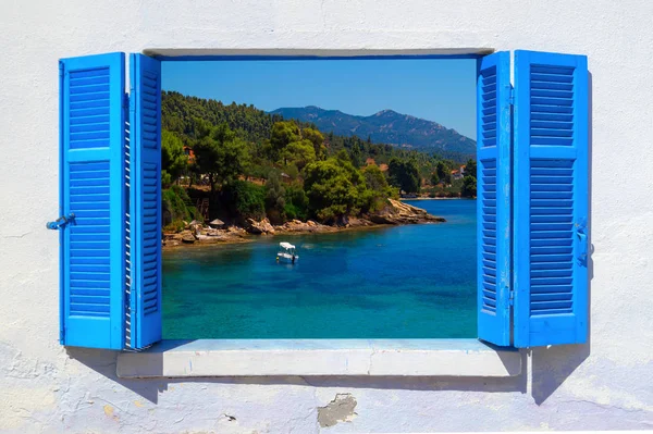 전통적인 그리스 창을 통해 바다 보기 — 스톡 사진
