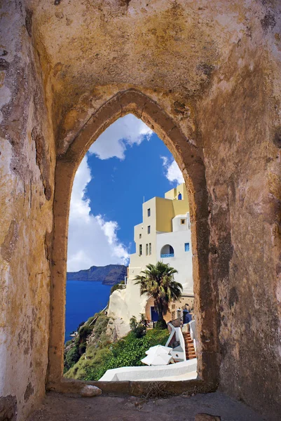 Santorini ilha através de uma antiga janela veneziana, Grécia — Fotografia de Stock