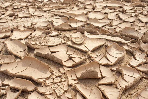 Penutupan latar belakang bumi yang kering dan retak, tekstur gurun tanah liat — Stok Foto