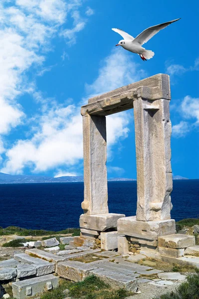 Porta antiga do templo de Apollon na ilha de Naxos, na Grécia — Fotografia de Stock