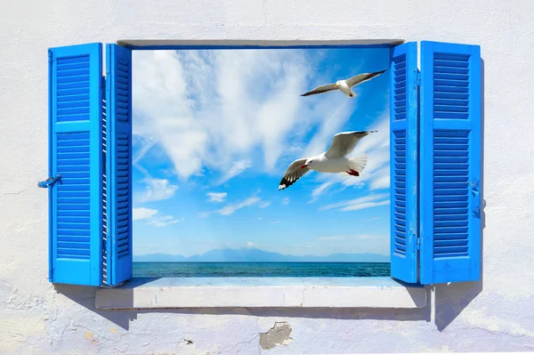 Вид на море через традиционное греческое окно — стоковое фото