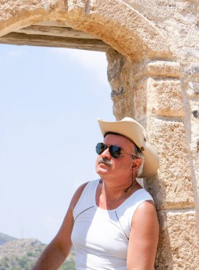 Yetişkin adam pencereden