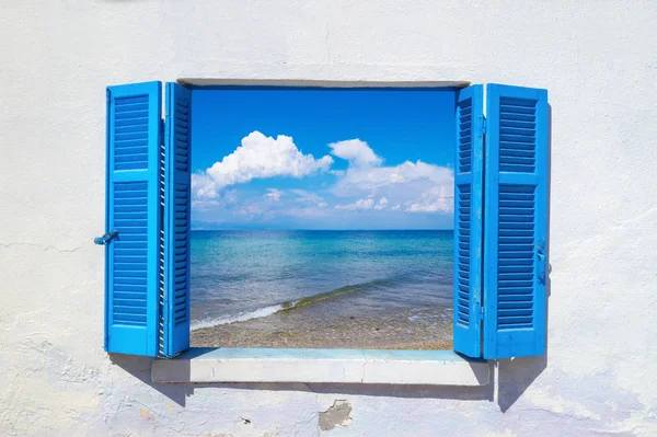 Vista al mar a través de ventana griega tradicional — Foto de Stock