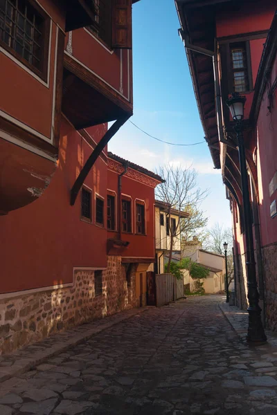 Arquitectura típica, casas medievales históricas, Calle de la ciudad vieja —  Fotos de Stock