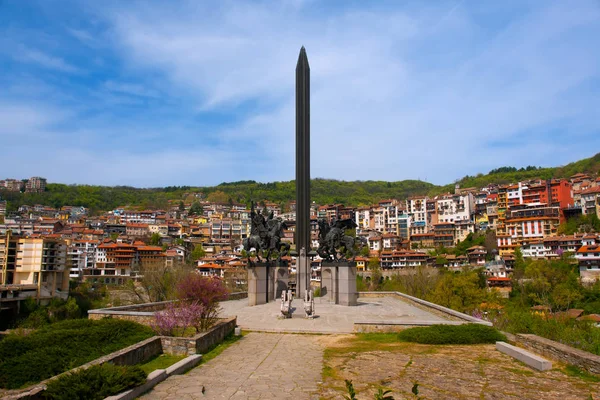 Veliko Tarnovo, Bulgaria 15 aprile 2018. Monumento alla Asen Dyn — Foto Stock