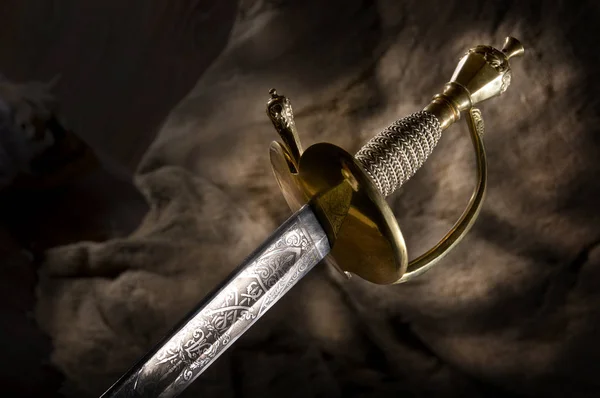 Ancient sabre. A smart variant of the fighting weapon — Stock Photo, Image