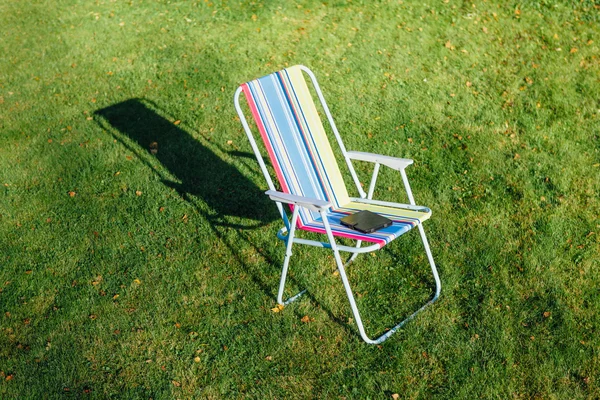 Silla de jardín sobre fondo de césped verde —  Fotos de Stock