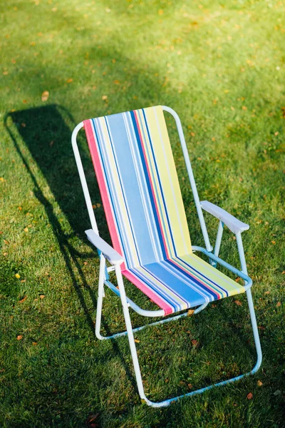 Sedia da giardino su sfondo prato verde — Foto Stock