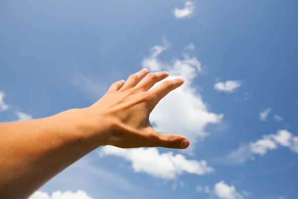 Hand röra vid himlen — Stockfoto