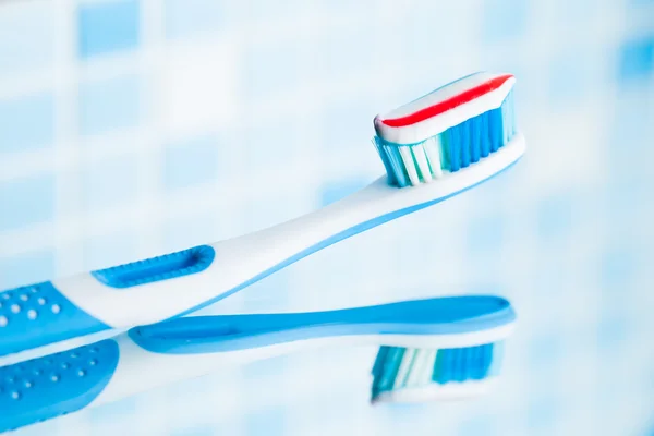 赤のストライプの歯磨き粉と歯ブラシ — ストック写真
