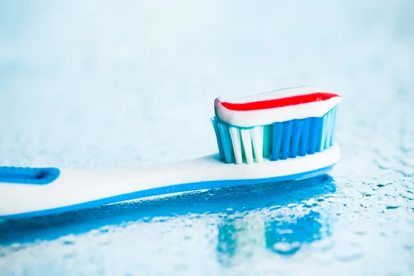 Zubní kartáček s červeným pruhem zubní pasta — Stock fotografie