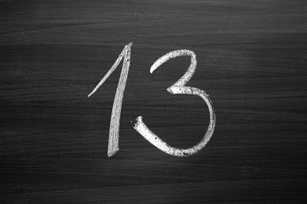 Αριθμός δεκατρία απαρίθμηση γραμμένο με κιμωλία σε μαυροπίνακα — Φωτογραφία Αρχείου