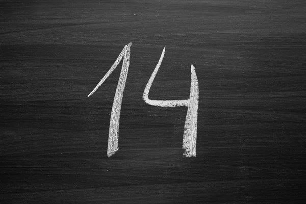Αριθμός δεκατέσσερις απαρίθμηση γραμμένο με κιμωλία σε μαυροπίνακα — Φωτογραφία Αρχείου