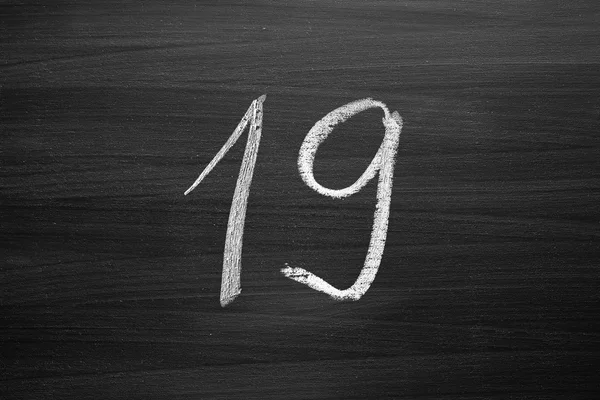 Αριθμός δεκαεννιά απαρίθμηση γραμμένο με κιμωλία σε μαυροπίνακα — Φωτογραφία Αρχείου