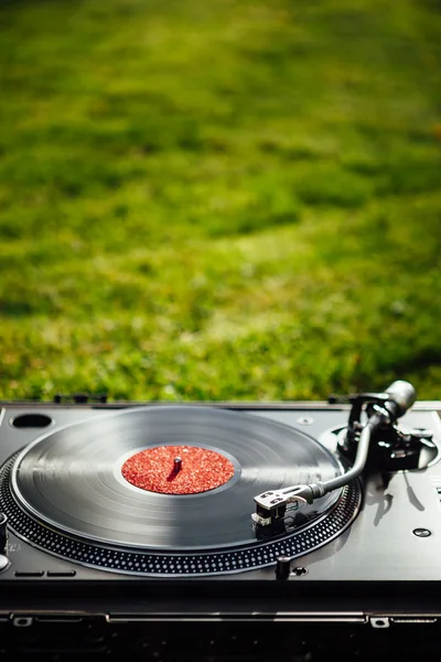 Plattenspieler mit LP-Schallplatte auf grünem Gras-Hintergrund — Stockfoto
