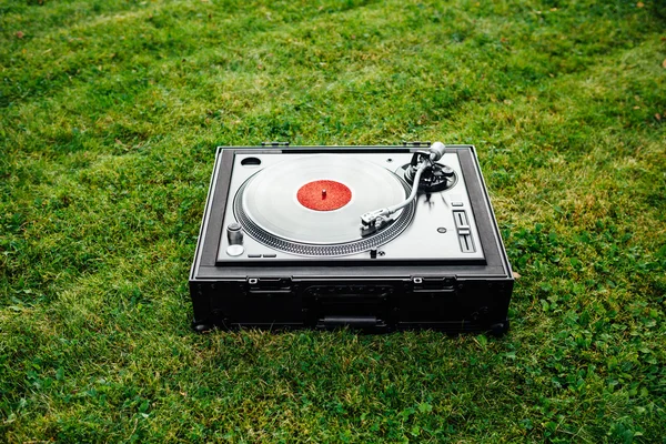 Giradiscos con LP disco de vinilo sobre fondo de hierba verde —  Fotos de Stock