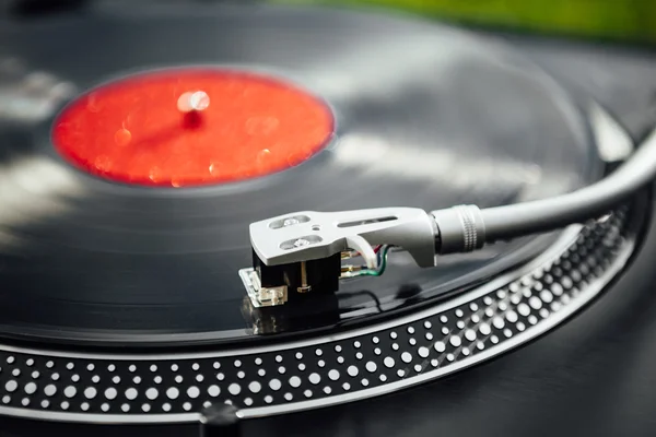 Turntable with LP vinyl record, close seup view — стоковое фото