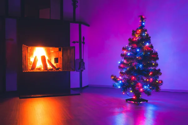 Noel ağacı ışıkları garland ve şömine — Stok fotoğraf