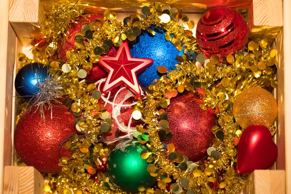 Decorações de Natal armazenadas em caixa de madeira — Fotografia de Stock