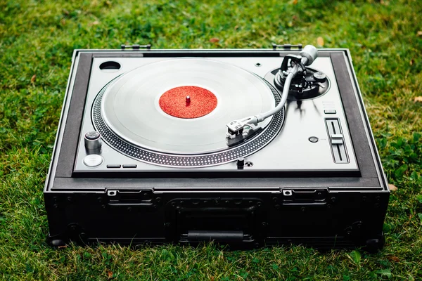 Platenspeler met Lp vinyl record op groen gras achtergrond — Stockfoto