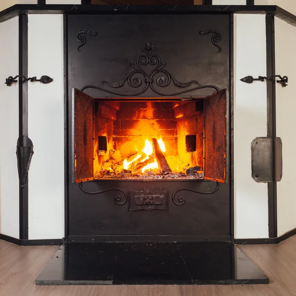 Chimenea ardiente en habitación acogedora — Foto de Stock