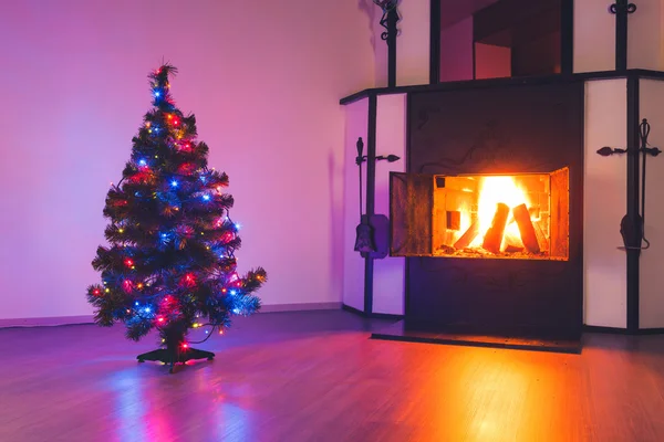 Noel ağacı ışıkları garland ve şömine — Stok fotoğraf