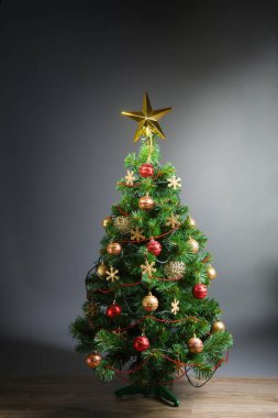Altın yıldız, gri arka plan ile Noel ağacı
