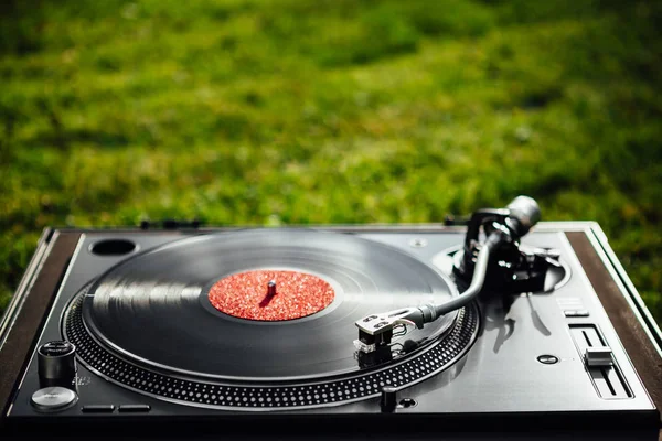 Plattenspieler mit LP-Schallplatte auf grünem Gras-Hintergrund — Stockfoto