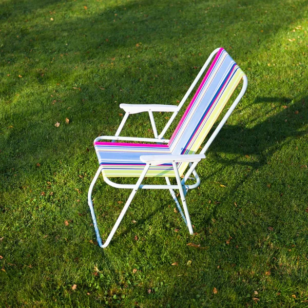 Chaise de jardin sur fond de pelouse verte — Photo