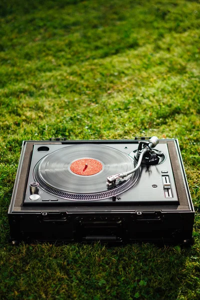 Giradiscos con LP disco de vinilo sobre fondo de hierba verde —  Fotos de Stock