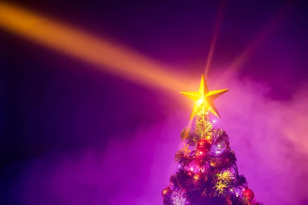 Vánoční stromek se zářící hvězdou a zamrzlou mlhou — Stock fotografie