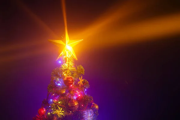 Рождественская елка с сияющей звездой — стоковое фото