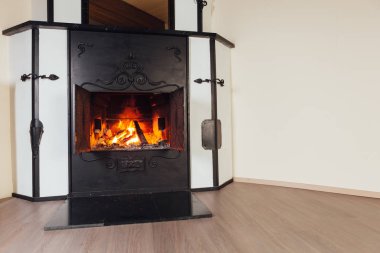 rahat oda içinde yanan şömine