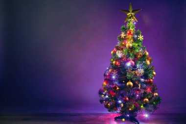 Işıklar garland ile Noel ağacı