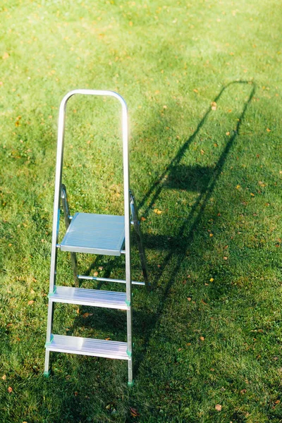 Ladder op groen gazon achtergrond — Stockfoto