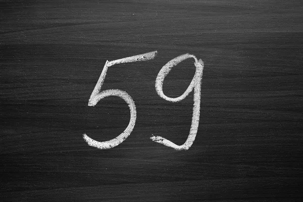 Αριθμός πενήντα εννέα απαρίθμηση γραμμένο με κιμωλία σε μαυροπίνακα — Φωτογραφία Αρχείου