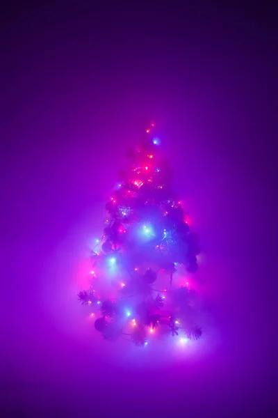 Guirnalda de luces de árbol de Navidad en niebla congelada — Foto de Stock