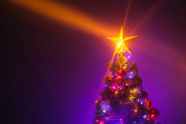 Albero di Natale con stella splendente e fitta nebbia — Foto Stock