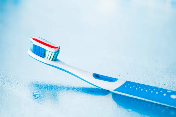 赤のストライプの歯磨き粉と歯ブラシ — ストック写真