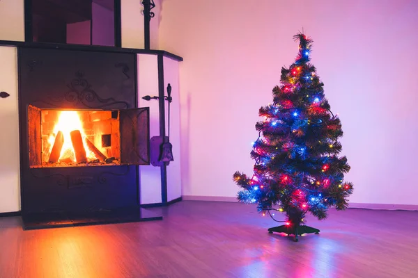 Arbre de Noël avec guirlande de lumières et cheminée — Photo