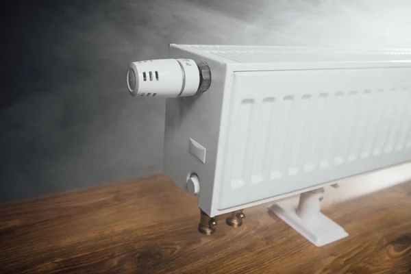 Radiador de calefacción en casa con vapor caliente —  Fotos de Stock