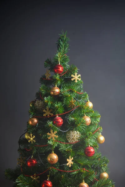 Vánoční strom na šedém pozadí — Stock fotografie