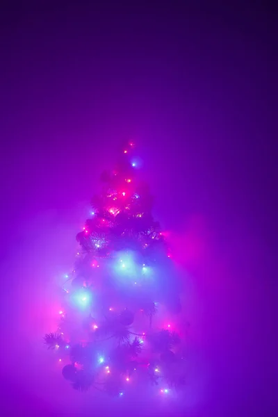 Kerstboom lampjes garland in bevroren mist — Stockfoto