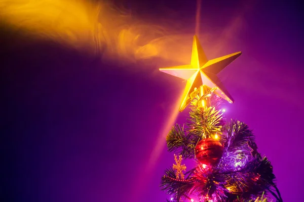 Χριστουγεννιάτικο δέντρο με λαμπρό αστέρι — Φωτογραφία Αρχείου